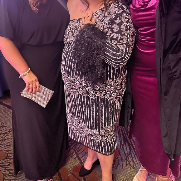 🚨ASOS LUXE Curve embellished midi dress with faux feather cuff - Picture 4 of 5